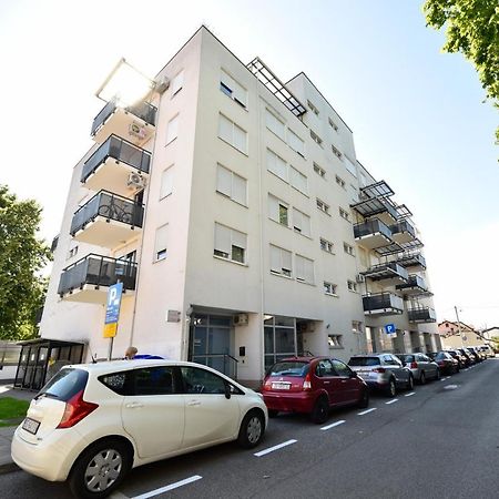 Block Apartment Park With Private Garage Parking Zagrzeb Zewnętrze zdjęcie