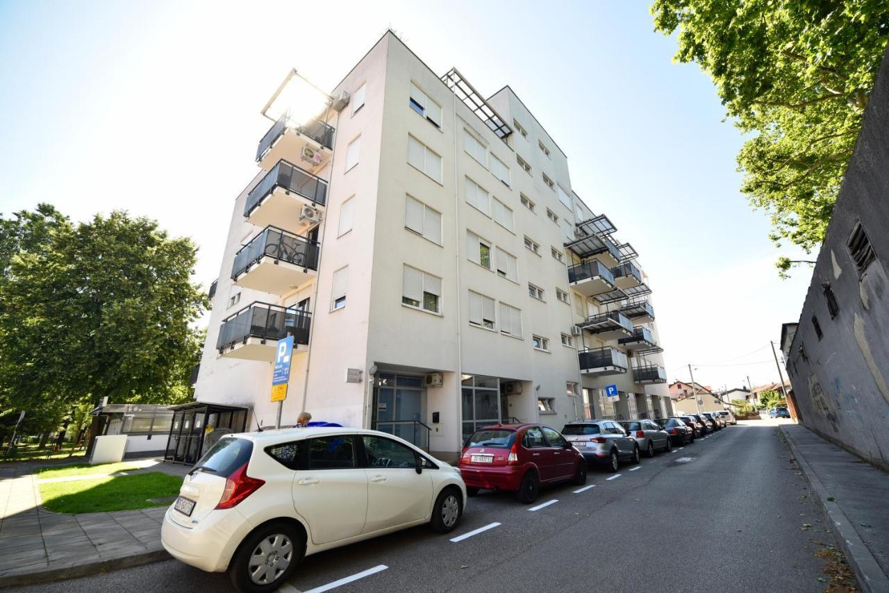 Block Apartment Park With Private Garage Parking Zagrzeb Zewnętrze zdjęcie